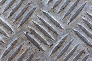 Tôle larmée ou caillebotis : critères de choix