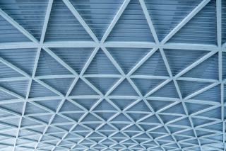 Faux plafond caillebotis et façades en métal ajouré